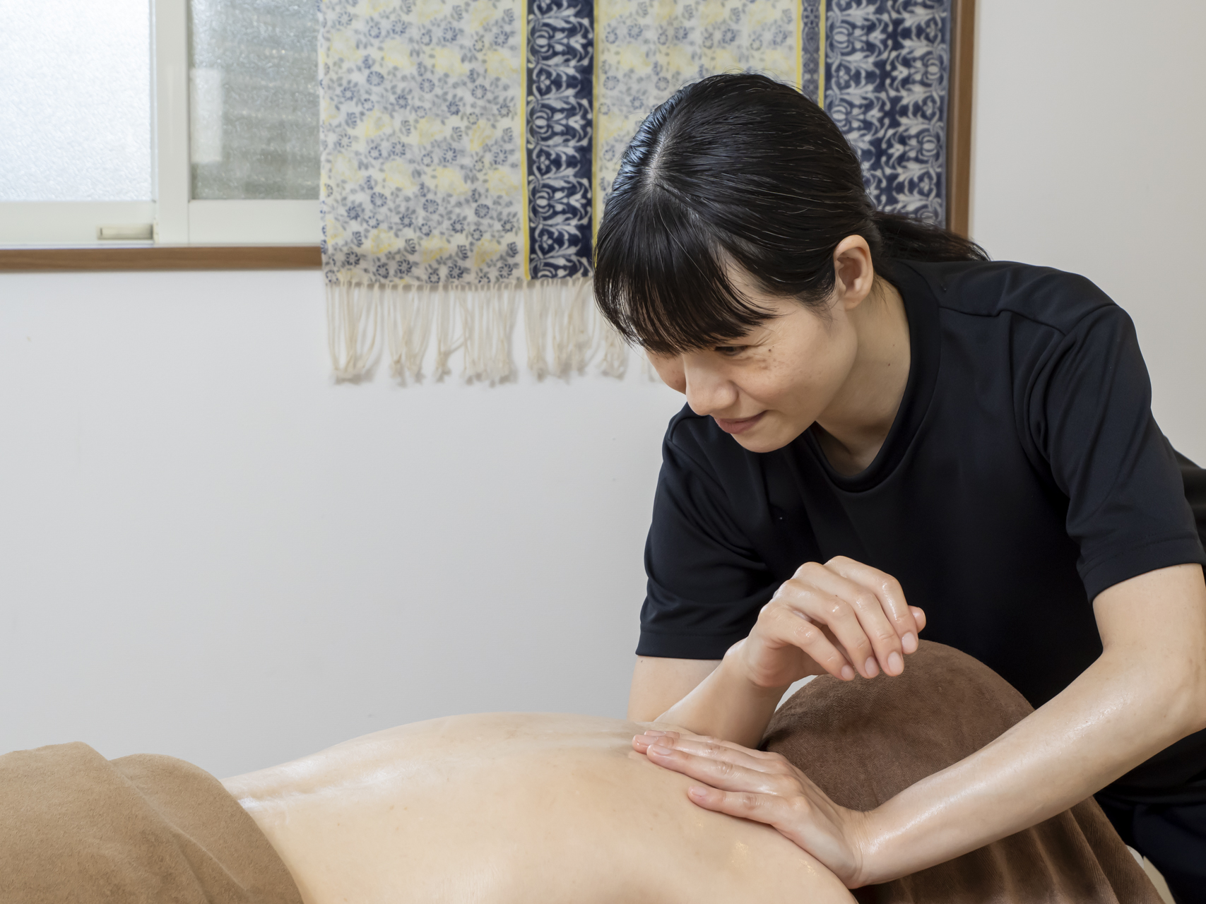 オイルまたはホットストーンの施術風景